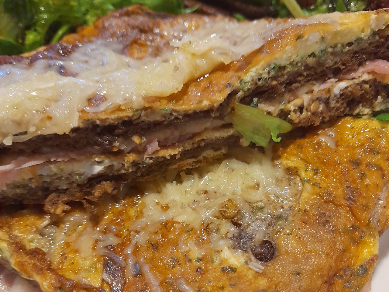 Croque au pain de mie de seigle, omelette, jambon, comté